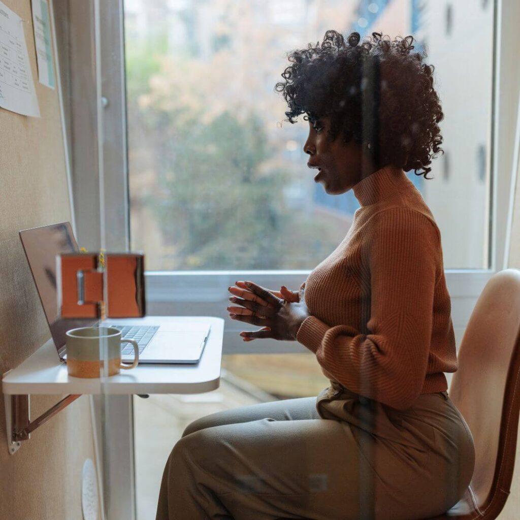 mindi huebner laser coaching, woman working at a desk